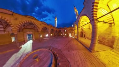 Türkiye 'nin Edirne kentindeki Uc Serefeli Camii' nin avlusu 360 büyüleyici manzara sunuyor. Zarif minareler ve karmaşık kemerlerle çevrili avluda Osmanlı mimari ihtişamı geceleri sergileniyor.