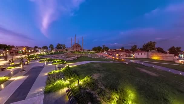 イブニングはトルコのエディルネの上に落ち 絵のように美しい街並みを描いている セリミエ公園のエス オールド モスクとセリミエ モスクは 象徴的な建築家シナン像を伴うトワイライトの空に立っています — ストック動画