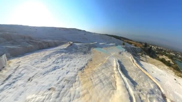联合国教科文组织世界遗产所在地帕穆克卡莱的Hyper Lapse的空中景观以其令人眼花缭乱的白色梯田而闻名 这些梯田是由从土耳其山坡上流下来的富含矿物质的热水形成的 — 图库视频影像