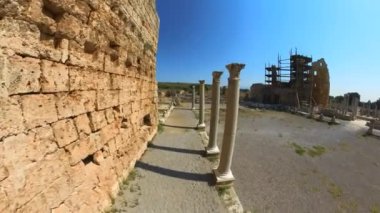 Türkiye 'nin Perge şehrindeki antik harabelerin havadan görünüşü. Şehrin tarihi önemi, antik çağlardaki etkili kültür ve ticaret merkezi rolüyle iç içe geçmiştir..