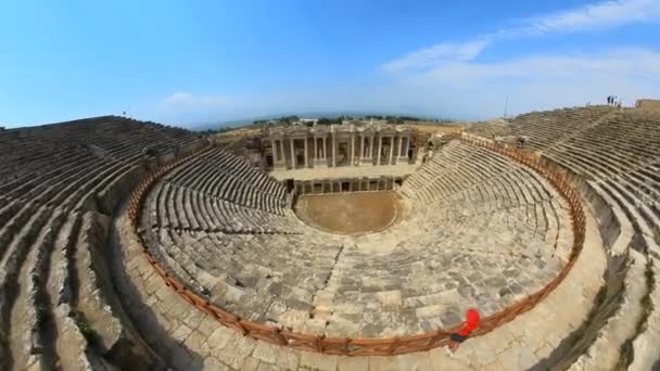 Kvinna Turist Teatern Hierapolis Som Ligger Den Antika Staden Hierapolis — Stockvideo