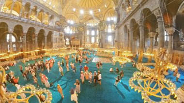 İstanbul, Türkiye - 1 Ağustos 2023: Ayasofya Camii. Büyük öneme sahip ünlü bir mimari şaheser. Başlangıçta bir katedral olarak inşa edilen bina, sonunda bir camiye dönüştü..