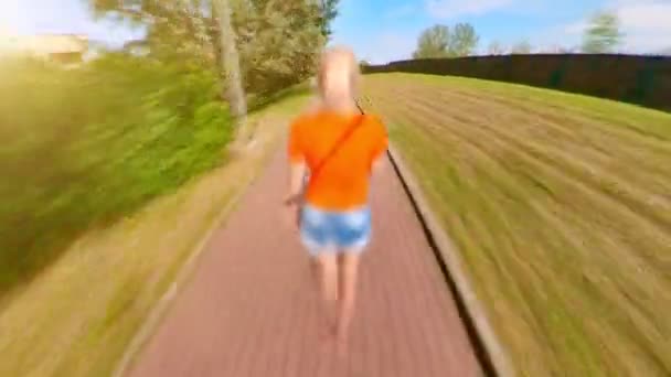 Vista Trasera Atardecer Una Mujer Corriendo Aire Libre Corriendo Alta — Vídeo de stock