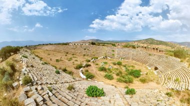 Antik Aphrodisias Stadyumu 'nun havadan görünüşü. Aphrodisias gezginleri ve tarih meraklılarını bir Unesco sitesinin zengin kültürel mirasını ve arkeolojik harikalarını keşfetmeye davet ediyor.