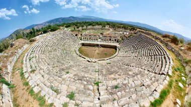 Aphrodisias 'taki antik tiyatronun havadan görünüşü. Aphrodisias antik arkeolojik alanı tarihe gömülmüş ve tanrıça Afrodit 'e ithaf edilmiştir. Bu site iyi korunmuş harabelerle dolu.