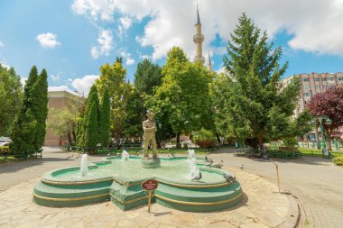 Eskisehir, Türkiye - 2 Ağustos 2023: Heykelli Parkı 'ndaki heykel ile Türkiye' nin tarihi Odunpazari ilçesi Eskisehir 'deki Resadiye Camii' ndeki çeşme. 