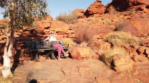 Watarrka National Park Northern Territory Australia Mujer Turista Con Sombrero — Vídeos de Stock