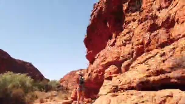 Slow Motion Watarrka National Park Northern Territory Australië Toeristische Vrouw — Stockvideo