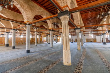 Konya, Türkiye - Ağustos 5,2023: Alaeddin Keykubad Camii, Sultan I. Alaeddin Keykubad döneminde 13. yüzyılda inşa edilmiştir. Roma ve Bizans binalarından mermer sütunlar.