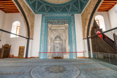 Konya, Türkiye - Ağustos 5,2023: Alaeddin Keykubad Camii 'nin mihrab' ı, şatafatlı tasarlanmış minareler ve süslü taş oymacılıklarının yer aldığı, Seljuk işçiliğinin çarpıcı örneklerini sergiliyor.