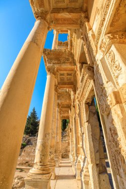 Türkiye 'nin Efes bölgesindeki Celsus Kütüphanesi ve Augustus kapısı. Dünyanın dört bir yanından turistleri ve tarih meraklılarını kayda değer bir yere çekiyor. Bu site ezici bir korku hissi uyandırıyor..