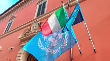 Bologna, İtalya - 27 Ekim 2023: Avrupa bayrağı ve İtalyan bayrağı taşıyan Birleşmiş Milletler bayrağı Bologna Adliyesinde - 56 yaşındaki Azeglio yolundaki suç sektörü.