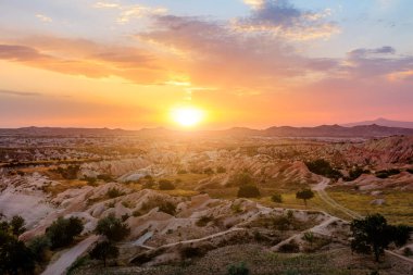 Canlı renklerle kapadokya günbatımı, güneş ışığının son ışıklarını yakalıyor, Türkiye 'nin Goreme kentindeki Kayasehir Rocktown' un olağanüstü manzarasına ışık saçıyor..