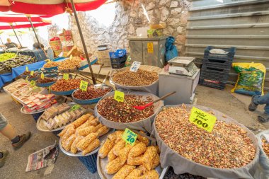 Eskisehir, Türkiye - 2 Ağustos 2023: Eskisehirs tarihi Odunpaza meyve pazarı, tarım bolluğu ve kültürel zenginliği yansıtan bölgeler.