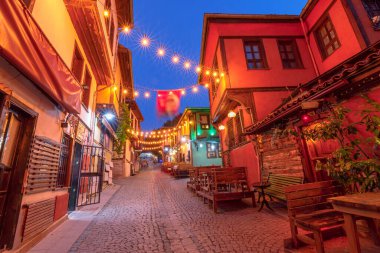 Eskisehir şehrinin gece görüşü, caddelerin kesişmesiyle birbirine bağlanan muhtelif mahallelerini gözler önüne seriyor. Tarihi Odunpazari ilçesinin mimari harikaları Türkiye 'nin farklı kentsel manzarasını geliştirdi