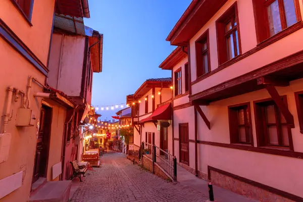 Eskisehir şehrinin gece panorama 'sı, içinden geçen yollarla iç içe geçmiş çeşitli bölgelerini gözler önüne seriyor. Asırlık Odunpazari sektörünün mimari harikaları Türkiye 'nin eşsiz şehir manzarasına katkıda bulunuyor