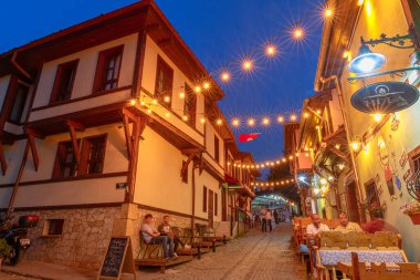 Eskisehir, Türkiye - 2 Ağustos 2023: Eskisehir sokaklarının kesişmesi, farklı bölgeleri ve özellikle akşam ışığı altında çarpıcı olan Odunpazari tarihi bölgesini birbirine bağlıyor.