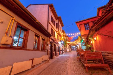 Eskisehir şehrinin gece görüşü, caddelerin kesişmesiyle birbirine bağlanan muhtelif mahallelerini gözler önüne seriyor. Tarihi Odunpazari ilçesinin mimari harikaları Türkiye 'nin farklı kentsel manzarasını geliştirdi