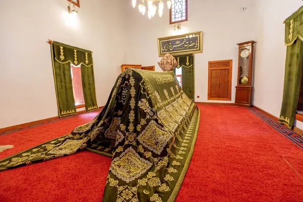 Konya, Türkiye - 5 Ağustos 2023: Emir Celaleddin Karatay tarafından inşa edilen Karatay Madrasa Konya Müzesi 'nin içinde, İslami azizler için anılan mezarlar bulunuyor.