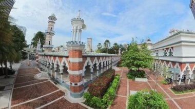 Kuala Lumpur, Malezya - Ocak 2023: Tarihi Sultan Abdul Samad Jamek Camii, Gombak ve Klang nehirlerinin buluşma noktasında gururla duruyor. İngiliz mimar Arthur Benison Hubback tarafından 1909 'da inşa edildi.