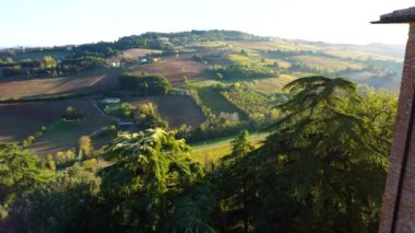 Dozza kalesi, İtalya 'nın Bologna ili tarafından çevrelenen Emilia-Romagna kırsalının nefes kesici manzaralarını sunuyor.