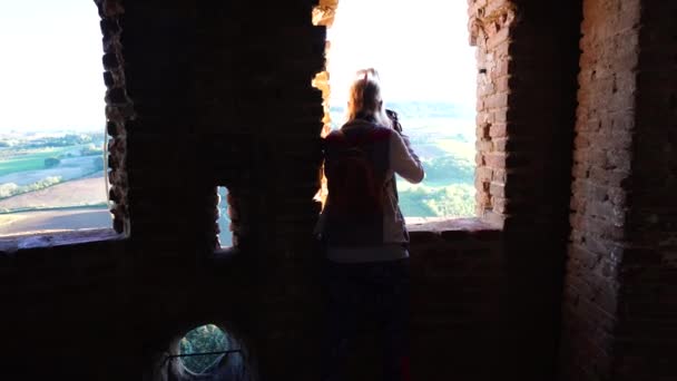Uma Mulher Fotógrafa Castelo Dozza Itália Absorve Panorama Deslumbrante Campo — Vídeo de Stock