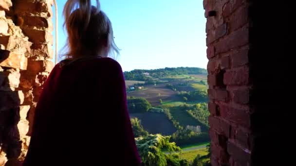 多扎城堡的风景如画的风景迷住了旅游妇女 她沉浸在埃米莉亚 罗马纳乡村的美景中 受到中世纪城堡魅力的熏陶 — 图库视频影像