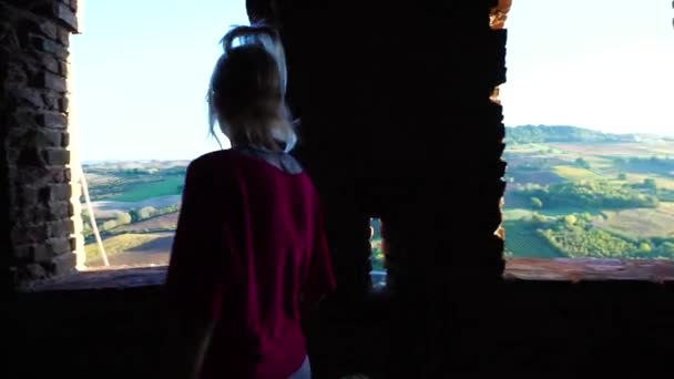 女旅行者发现自己被多扎城堡令人惊叹的风景迷住了 她沉醉在艾米莉亚 罗马纳乡村的诱惑中 而中世纪的诱惑又与之相得益彰 — 图库视频影像