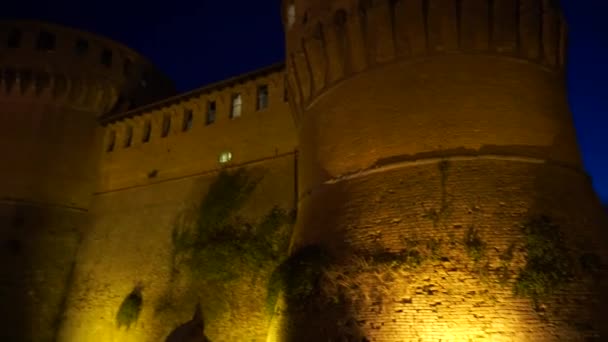多扎城堡在夜间散发出迷人的气氛 中世纪的轮廓在意大利漆黑的天空中闪烁着光芒 — 图库视频影像