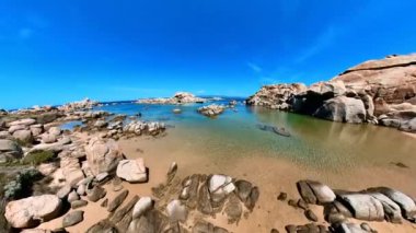 Lavezzi Takımadası 'nın Lavezzi adasındaki Cala della Chiesa plajının Bonifacio Boğazı' ndaki hava manzarası. Fransa 'nın Korsika adası. Akdeniz 'deki deniz manzarası ve ada resifleri