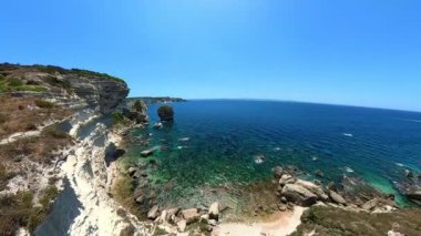Fransa 'nın Korsika adasındaki Bonifacio duvarlı şehrindeki uçurumların hava manzarası. Bonifacio Koyu 'nun Leone Dağı' ndan İHA görüntüsü. Gizli Plaj ve Akdeniz 'deki Kral Aragon Merdivenleri..