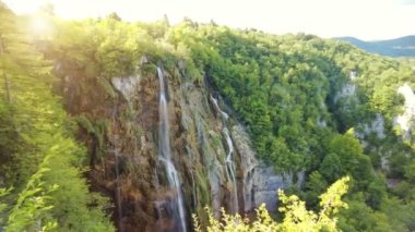 Hırvatistan 'ın Lika bölgesindeki Plitvice Gölleri Ulusal Parkı' nın Veliki şelalesine vuran güneş ışığı. Hırvatistan 'ın UNESCO Dünya Mirası Plitvicka Jezera.