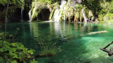 Hırvatistan 'ın Lika bölgesindeki Plitvice Lakes Ulusal Parkı' nın Galovacki Buk şelalesi havuzu. Hırvatistan 'ın UNESCO Dünya Mirası Plitvicka Jezera.