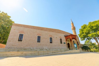 Türkiye 'nin Konya kentindeki Alaeddin Keykubad Camii, karmaşık geometrik desenleri, zarif kemerleri, yüksek minaresi, İslami dehasını ve manevi önemini gözler önüne seren.