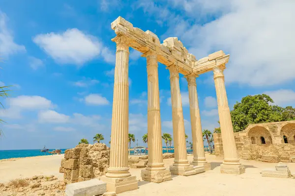 Türkiye 'deki Apollo Tapınağı. Arkeolojik konumu ve tarihi hazineleri birleştirince, tarih meraklıları için ziyaret edilmesi gereken bir yer haline geliyor.