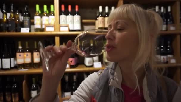 Urocza Blondynka Delektuje Się Kieliszkiem Czerwonego Wina Winnicy Ramach Degustacji — Wideo stockowe