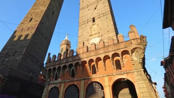 볼로냐의 하늘에 도시의 이탈리아의 아시넬리 타워와 역사적인 시내에 Garisenda 포르타 — 비디오