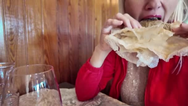 Медленное Движение Женщина Наслаждается Борленго Борлени Традиционное Блюдо Мясом Сыром — стоковое видео