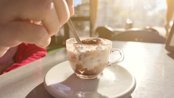 Close Xícara Cappuccino Misturado Com Colher Mesa Bar Café Italiano — Vídeo de Stock