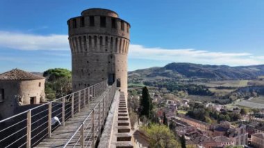 İtalya 'da Toskana-Romagnolo Apennines' in Lamone Vadisi 'ndeki Brisighella köyünün hava manzarası. Ufukta Monticino mabedi olan Rocca Manfrediana olarak bilinen Brisight Kalesi 'nden..