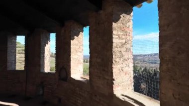 Rocca Manfrediana olarak da bilinen Brisighella Kalesi 'nin 360 panoramik görüntüsünden 19. yüzyıl Saat Kulesi' nin ufuk çizgisini güzelleştirdiği görülebilir. İtalyan Kuzu Vadisi 'nde yuva yapmış Brisight köyü.