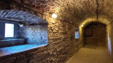 Brisighella Kalesi 'nin zindanları ya da Rocca Manfrediana' nın tünel manzarası, İtalya 'nın Toskana-Romagnolo Apennines bölgesindeki Brisighella ortaçağ köyünde yer alan bir kaledir..