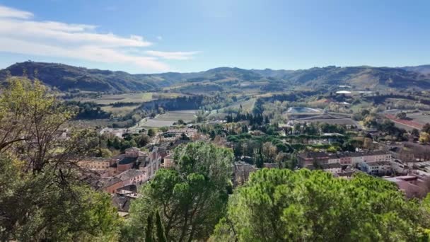 イタリアのトスカーナ ロマルヴェーニャ アペネンのラモネ渓谷にあるブリシェラ村のパノラマ フロン ブリサージェラ城 ロッカ マンフェデラナとして知られる 地平線上のモンティノ聖域 — ストック動画