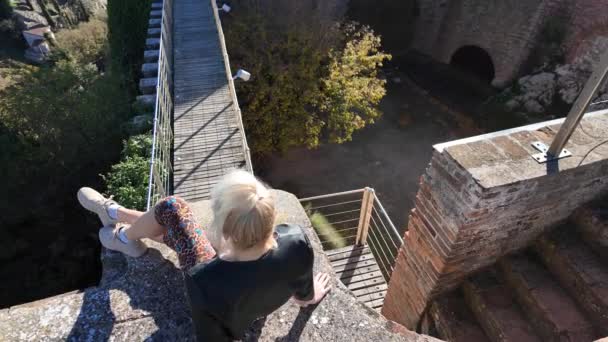 从空中俯瞰Brisighella村 与旅游妇女参观Brisighella城堡 称为Rocca Manfrediana 19世纪Brisighella镇钟楼在地平线上 — 图库视频影像