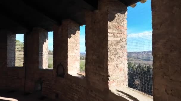 ロッカ マンフェッツァーナとも呼ばれるブリッジェラ城の塔からの360のパノラマビューは スカイラインを飾る19世紀の時計塔を見ることができます イタリス ラモネ渓谷に巣立ったブリッジッラ村 — ストック動画