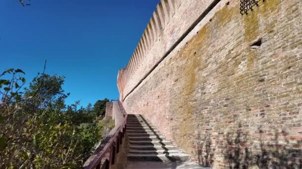 이탈리아의 Brisighella 일컬어 Rocca Manfrediana의 밑바닥 전망은 Tuscan Romagnolo Apennines에 — 비디오