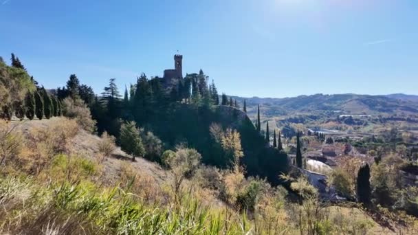 イタリアのトスカーナ ロマルヴェーニャ アペネンのラモネ渓谷にあるブリシェラ村の空中観察 イタリアのRocca Manfredianaとして知られているBrisighella城 地平線上のモンティノの聖域 — ストック動画