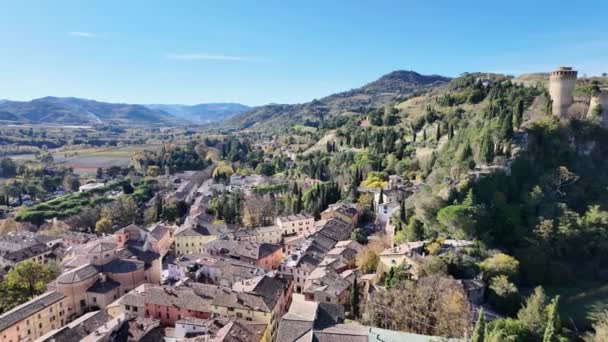 意大利拉蒙山谷Brisighella村19世纪钟楼的全景景观 Brisighella镇与Brisighella大本营的天际线 意大利著名的Rocca Manfrediana — 图库视频影像