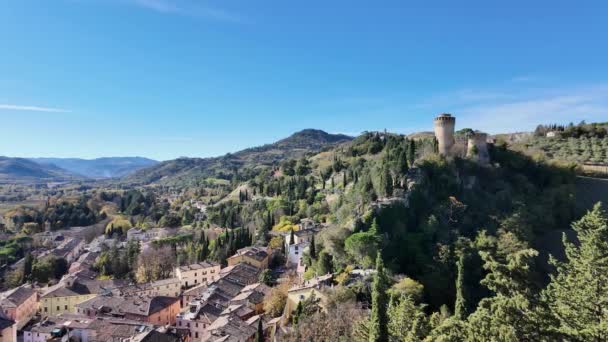 Italys Lamone Valley의 Brisighella 마을의 시계탑에서 파노라마 Brisighella 요새가있는 Brisighella — 비디오