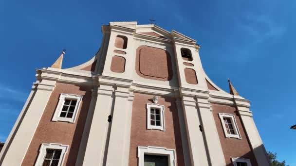 ミケーレ アルゼーロ教会は1300年からブリシェラ教会である ギャラルド シルヴァニーが設計した現在の建物は1697年に完成した 第二次世界大戦後に復興した — ストック動画